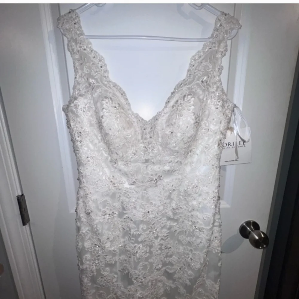 Elegant  Ivory Wedding Dress - Picture 4 of 17